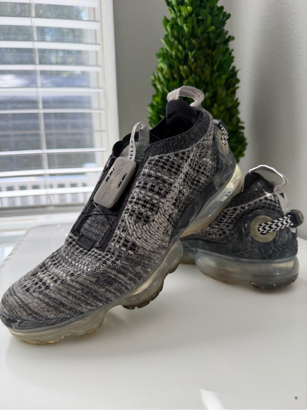 Nike Air VaporMax 2020 Flyknit Oreo Black Grey Sneakers 6.5Y / Women’s 8